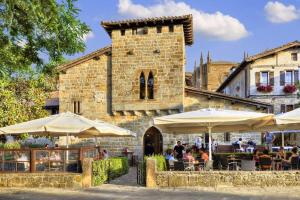 潘普洛纳Apartamento Camino Catedral Pamplona的大楼前带遮阳伞的餐厅