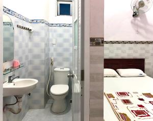 2001 Motel في لونغ هاي: حمام صغير مع مرحاض ومغسلة
