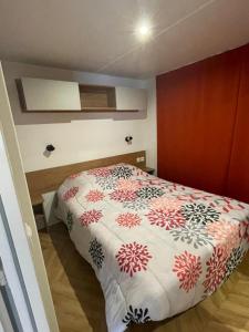 Cama o camas de una habitación en MOBIL HOME LE LUMINEUX VALRAS