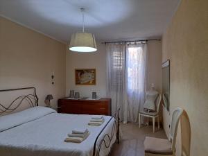 1 dormitorio con cama, escritorio y ventana en HomeRaffa en Ovodda