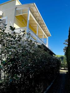 uma casa com uma escada no topo de um arbusto em Vila Shera - II em Mullini i Danit