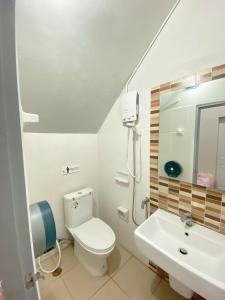 ein Bad mit einem WC und einem Waschbecken in der Unterkunft Sleepbox Hostel Suratthani in Surat Thani