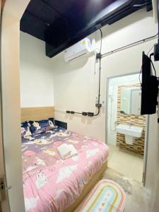 una camera ospedaliera con un letto e un lavandino di Sleepbox Hostel Suratthani a Suratthani