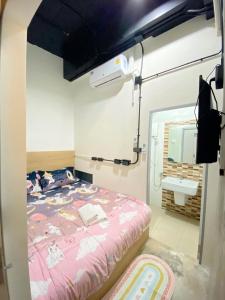 A television and/or entertainment centre at Sleepbox Hostel Suratthani