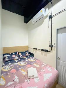 Postel nebo postele na pokoji v ubytování Sleepbox Hostel Suratthani