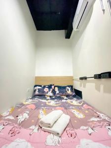 Postel nebo postele na pokoji v ubytování Sleepbox Hostel Suratthani