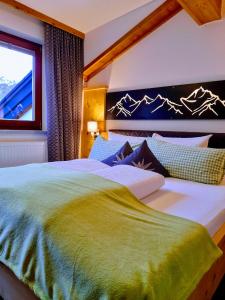 a bedroom with a large bed and a window at Apart Alpen Royal in Nauders