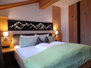 ein Schlafzimmer mit einem großen Bett in einem Zimmer in der Unterkunft Apart Alpen Royal in Nauders