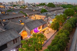 eine Aussicht über eine antike Stadt in der Nacht in der Unterkunft Joke Inn in Xi'an