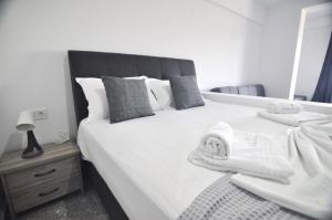 Posteľ alebo postele v izbe v ubytovaní Zennova Sirene Luxury Studios