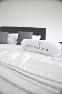 Posteľ alebo postele v izbe v ubytovaní Zennova Sirene Luxury Studios