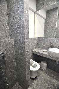 Kúpeľňa v ubytovaní Zennova Sirene Luxury Studios
