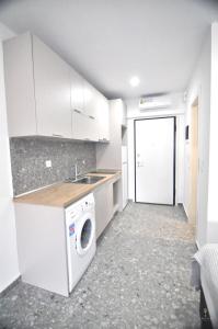Kuchyňa alebo kuchynka v ubytovaní Zennova Sirene Luxury Studios