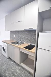 Kuchyňa alebo kuchynka v ubytovaní Zennova Sirene Luxury Studios