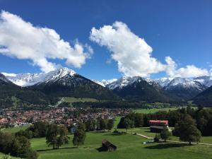 a town in a valley with snow capped mountains at BERGFEX Falkenberg 202 mit Sommer-Bergbahnticket in Oberstdorf