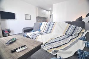 Televízia a/alebo spoločenská miestnosť v ubytovaní Zennova Sirene Luxury Studios