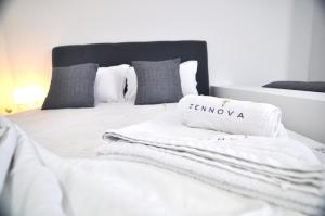 Posteľ alebo postele v izbe v ubytovaní Zennova Sirene Luxury Studios