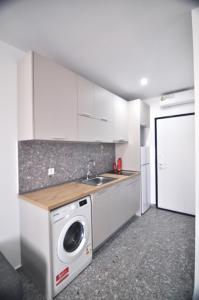Kuchyňa alebo kuchynka v ubytovaní Zennova Sirene Luxury Studios