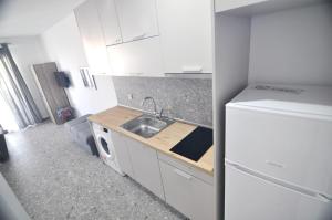 Kuchyňa alebo kuchynka v ubytovaní Zennova Sirene Luxury Studios