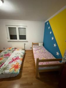 ein kleines Schlafzimmer mit 2 Betten und einem Fenster in der Unterkunft Peaceful house Velika Kladusa 1km from centre in Velika Kladuša