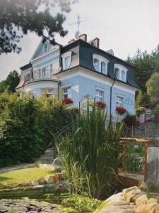 una casa grande en una colina con jardín en Pension Harmonie, en Hrubá Skála