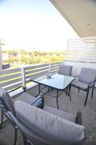 Balkón alebo terasa v ubytovaní Zennova Sirene Luxury Studios