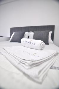 Posteľ alebo postele v izbe v ubytovaní Zennova Sirene Luxury Studios