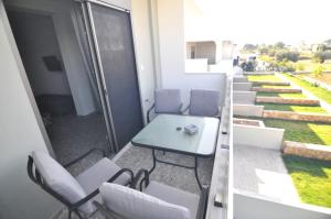 Balkón alebo terasa v ubytovaní Zennova Sirene Luxury Studios