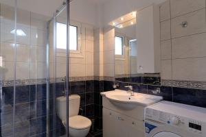 Kúpeľňa v ubytovaní Spyros Perigiali Houses + 22 fotografií