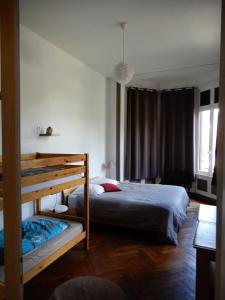 1 dormitorio con 2 literas y ventana en Chateau Gruchet Le Valasse en Gruchet-le-Valasse