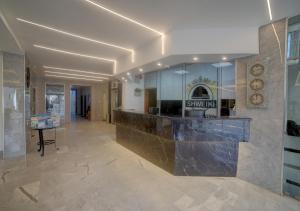 アカバにあるShweiki International Hotelのロビー(建物内のカウンター付)