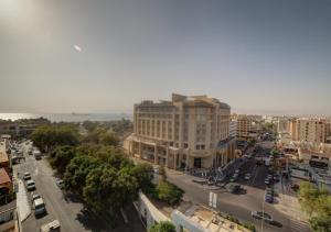 einem Luftblick auf eine Stadtstraße mit einem Gebäude in der Unterkunft Shweiki International Hotel in Aqaba