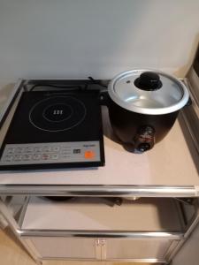 einen Topf auf einem Herd im Kühlschrank in der Unterkunft Sunvida Cebu in Cebu City