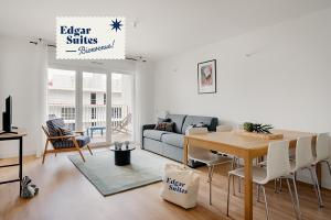 默東的住宿－Edgar Suites - Meudon-la-Forêt，客厅配有桌子和沙发