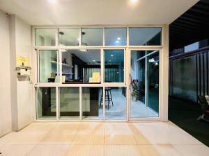 una habitación vacía con puertas de cristal en un edificio en INN Kham Apartment, en Chiang Mai