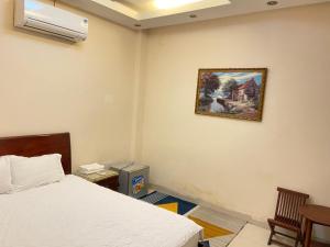 Postel nebo postele na pokoji v ubytování Trung hoa HOTEL