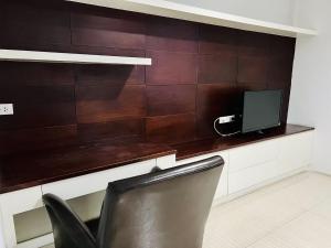 TV a/nebo společenská místnost v ubytování INN Kham Apartment
