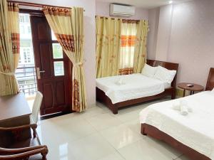 Postel nebo postele na pokoji v ubytování Trung hoa HOTEL