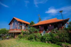 HomesStay Lê Thạnh في هو ترام: منزل به سقف برتقالي وساحة
