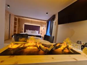 Televízia a/alebo spoločenská miestnosť v ubytovaní Hotel Astoria