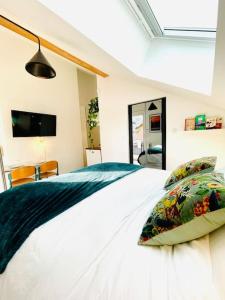 Katil atau katil-katil dalam bilik di Studio ideal deplacement pro tourisme et mariage - climatisé