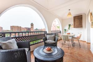 a balcony with chairs and a table with a view at Appartement Cosy - Situé à Gueliz in Marrakesh