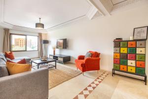 a living room with a couch and chairs and a dresser at Appartement Cosy - Situé à Gueliz in Marrakesh