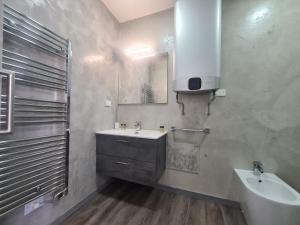 uma casa de banho com um lavatório, um WC e um espelho. em Apartment Udine em Udine