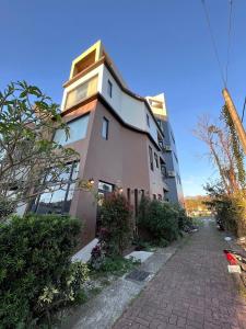un edificio su una strada di mattoni di Lancasa Taitung a Città di Taitung