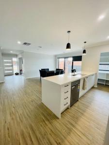 an empty room with a kitchen and a living room at Rose Villa Bendigo in Kennington