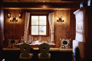 ein Esszimmer mit einem Tisch und einem Fenster in der Unterkunft Gut Stiluppe - Good Life Hotel in Mayrhofen
