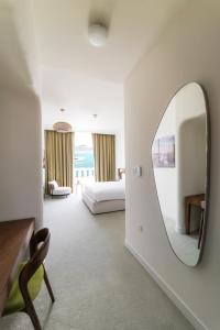 Una cama o camas en una habitación de Mina Hotel and Residences By The Torch