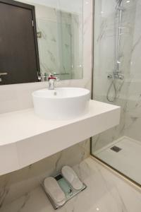 A bathroom at International Atene hotel