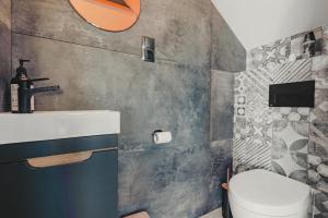 Łazienka w obiekcie Przepiękny apartament ORANGE z widokiem na Skrzyczne - Sun&Sport